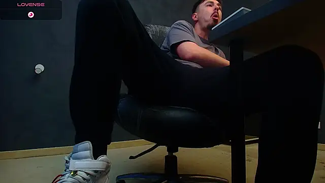 EnzoRace online show from November 13, 2025, 5:33 am