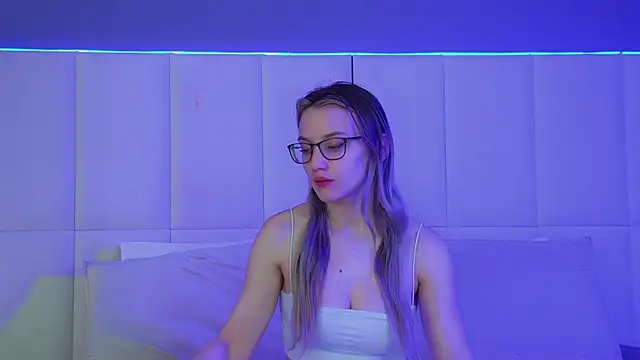 StacyEvances online show from November 24, 2025, 6:19 pm