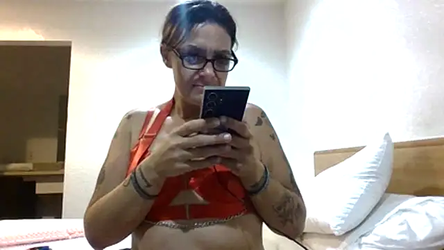 Snapshot of SparklesB1tch chatting on November 8, 2025, 1:03 pm SparklesB1tch online show from November 8, 2025, 1:03 pm