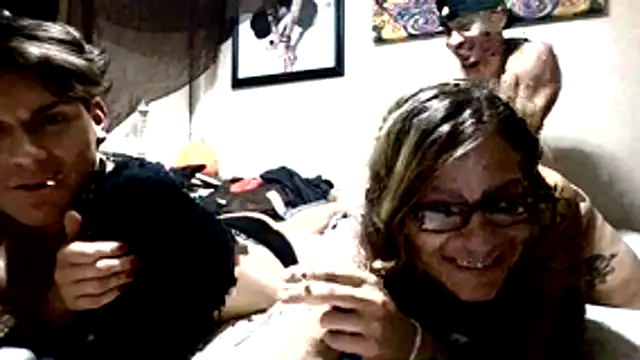 Snapshot of SparklesB1tch chatting on November 3, 2025, 4:54 pm SparklesB1tch online show from November 3, 2025, 4:54 pm