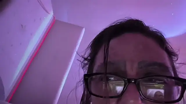 Snapshot of SparklesB1tch chatting on May 1, 2026, 10:15 pm SparklesB1tch online show from May 1, 2026, 10:15 pm