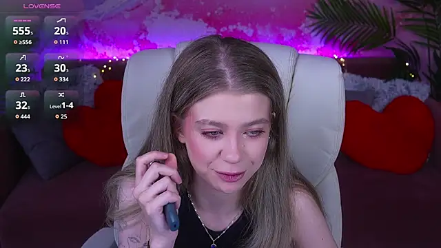 SandyLayy online show from June 15, 2026, 1:33 pm