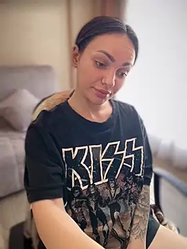 SaraLow online show from April 19, 2026, 10:27 am