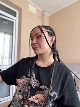 SaraLow online show from April 25, 2026, 10:18 am