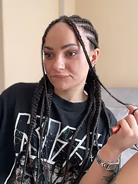 SaraLow online show from April 23, 2026, 10:44 am