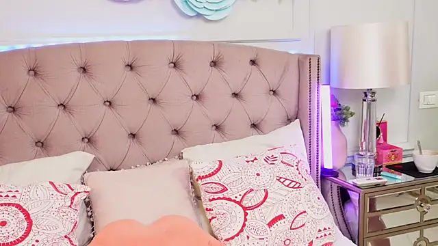 JenniferLovve online show from April 12, 2026, 4:16 am