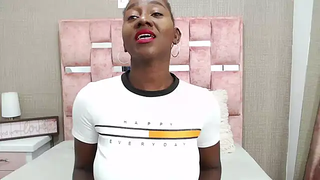 NahomyHawk online show from April 7, 2026, 1:13 pm