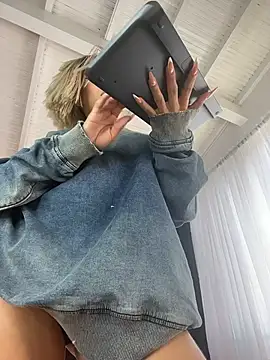 Snapshot of MystiqueXXX chatting on November 17, 2025, 1:04 pm MystiqueXXX online show from November 17, 2025, 1:04 pm