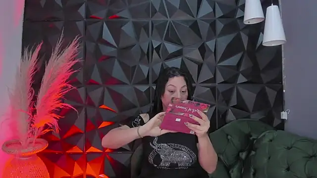 Snapshot of helenasaenz chatting on December 15, 2025, 12:22 pm helenasaenz online show from December 15, 2025, 12:22 pm