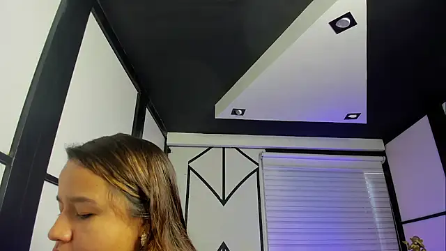 ElaBourn  online show from September 17, 2025, 1:13 pm