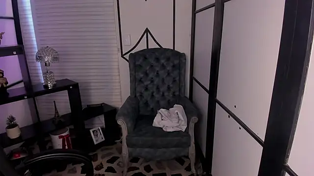 ElaBourn  online show from November 13, 2025, 3:05 pm