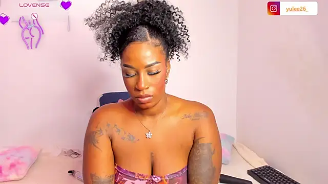 Snapshot of Brandy_brown_ chatting on October 19, 2025, 12:02 am Brandy brown online show from October 19, 2025, 12:02 am
