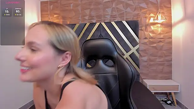 Snapshot of Emmaa_white_ chatting on December 13, 2025, 8:04 pm Emmaa white online show from December 13, 2025, 8:04 pm