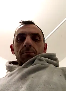 hotmen83 online show from April 13, 2026, 10:03 pm