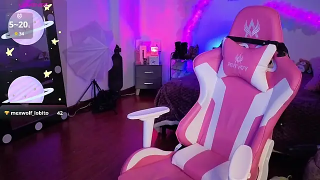 larah uwu online show from November 24, 2025, 7:47 pm