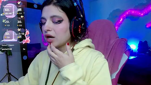 larah uwu online show from October 21, 2025, 6:40 pm