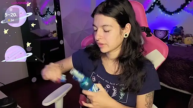 larah uwu online show from December 20, 2025, 8:44 pm