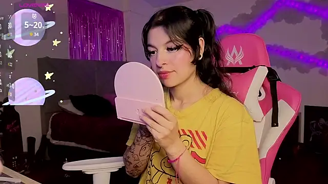 larah uwu online show from April 14, 2026, 6:13 pm