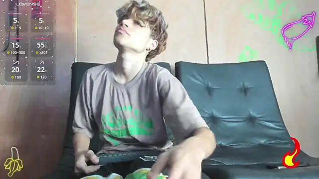 Snapshot of spicy_adonhis chatting on November 18, 2025, 12:30 pm spicy adonhis online show from November 18, 2025, 12:30 pm