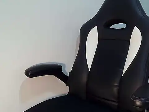 lovelynie123 online show from April 2, 2026, 9:21 pm