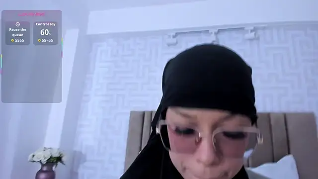 naishaa  online show from December 19, 2025, 6:43 pm