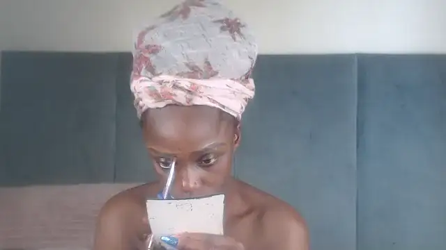 Snapshot of Jah-Queen chatting on November 18, 2025, 7:33 am Jah-Queen online show from November 18, 2025, 7:33 am