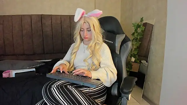 Snapshot of AriMonoban chatting on November 12, 2025, 12:26 am AriMonoban online show from November 12, 2025, 12:26 am