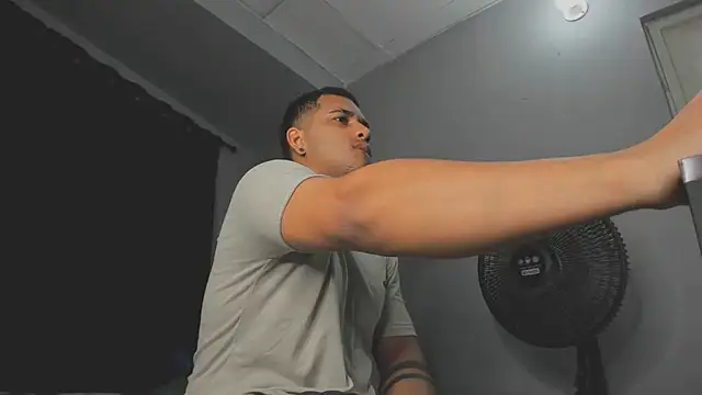 Snapshot of evan_hardy chatting on September 21, 2025, 11:43 pm evan hardy online show from September 21, 2025, 11:43 pm