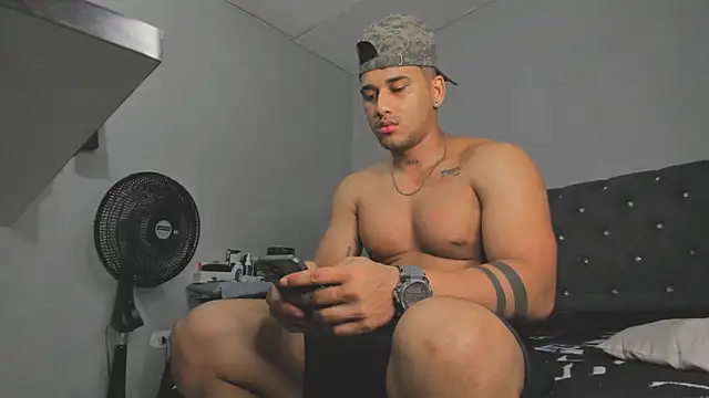 Snapshot of evan_hardy chatting on October 27, 2025, 10:33 pm evan hardy online show from October 27, 2025, 10:33 pm