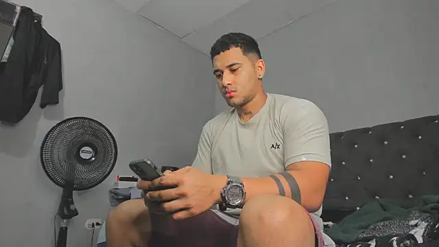 Snapshot of evan_hardy chatting on October 31, 2025, 9:22 pm evan hardy online show from October 31, 2025, 9:22 pm