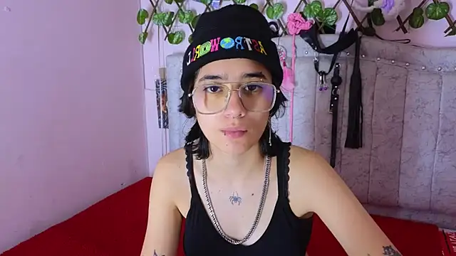 Snapshot of katalinathxandbritney1 chatting on September 22, 2025, 11:44 pm katalinathxandbritney1 online show from September 22, 2025, 11:44 pm