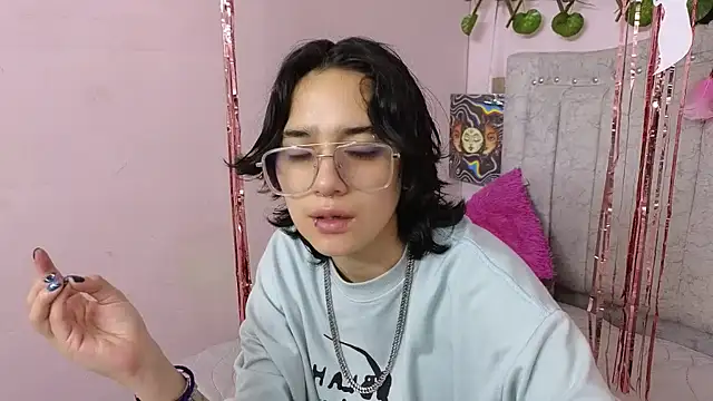 Snapshot of katalinathxandbritney1 chatting on October 3, 2025, 8:32 pm katalinathxandbritney1 online show from October 3, 2025, 8:32 pm