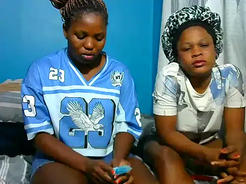 SweetHoney21  online show from November 9, 2025, 8:24 pm