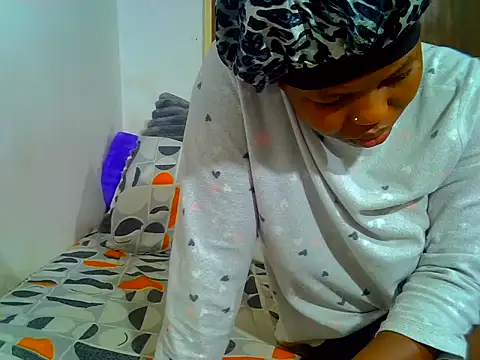 Snapshot of SweetHoney21_ chatting on June 15, 2026, 4:56 am SweetHoney21 online show from June 15, 2026, 4:56 am