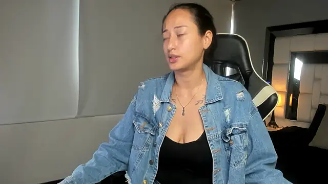 Adhara7 online show from December 3, 2025, 7:24 pm