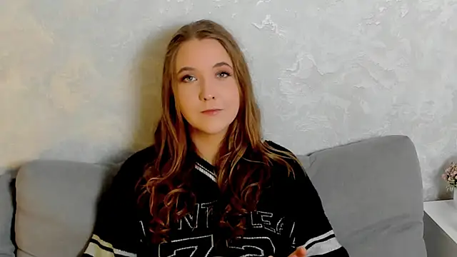 Snapshot of EiraWise chatting on December 3, 2025, 9:47 pm EiraWise online show from December 3, 2025, 9:47 pm