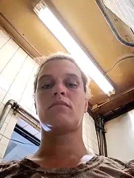 sarahkat86 online show from October 27, 2025, 3:35 pm