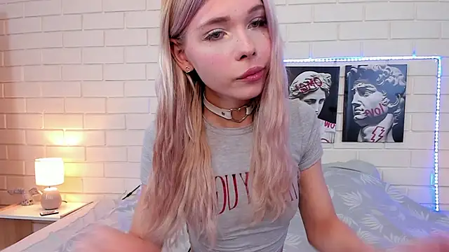 Snapshot of Blondy_Fina chatting on September 14, 2025, 4:57 am Blondy Fina online show from September 14, 2025, 4:57 am