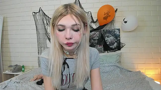 Snapshot of Blondy_Fina chatting on October 30, 2025, 4:44 am Blondy Fina online show from October 30, 2025, 4:44 am