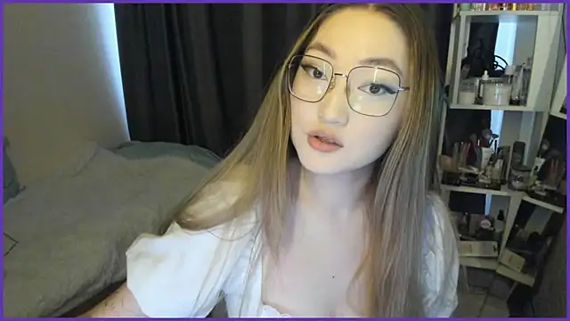 lyra x online show from October 18, 2025, 4:47 am