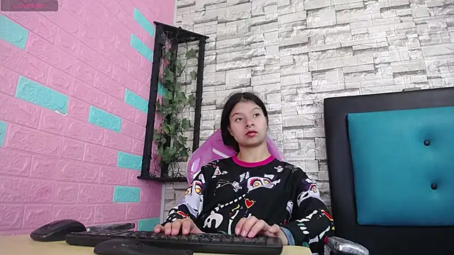 Snapshot of maily_can chatting on November 25, 2025, 12:49 pm maily can online show from November 25, 2025, 12:49 pm