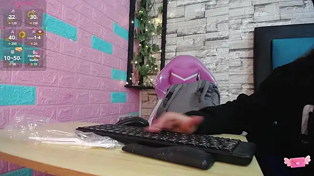 Snapshot of maily_can chatting on November 12, 2025, 1:04 pm maily can online show from November 12, 2025, 1:04 pm