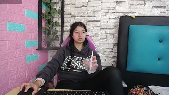 Snapshot of maily_can chatting on November 24, 2025, 1:11 pm maily can online show from November 24, 2025, 1:11 pm