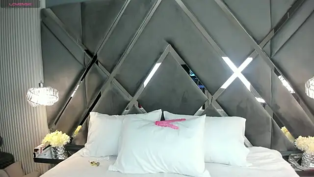 Snapshot of CoraimaSahin chatting on November 19, 2025, 4:34 am CoraimaSahin online show from November 19, 2025, 4:34 am