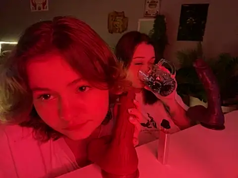 Snapshot of MoonIvy_ chatting on November 15, 2025, 5:28 pm MoonIvy online show from November 15, 2025, 5:28 pm