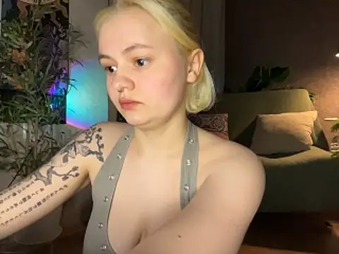 Snapshot of MoonIvy_ chatting on May 11, 2026, 7:22 pm MoonIvy online show from May 11, 2026, 7:22 pm