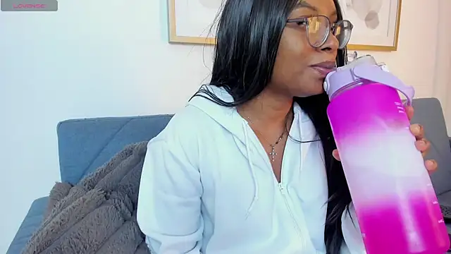 Coco joness online show from November 6, 2025, 2:43 pm