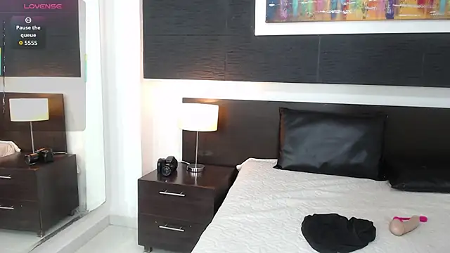 Snapshot of VioletLux chatting on November 22, 2025, 7:46 pm VioletLux online show from November 22, 2025, 7:46 pm