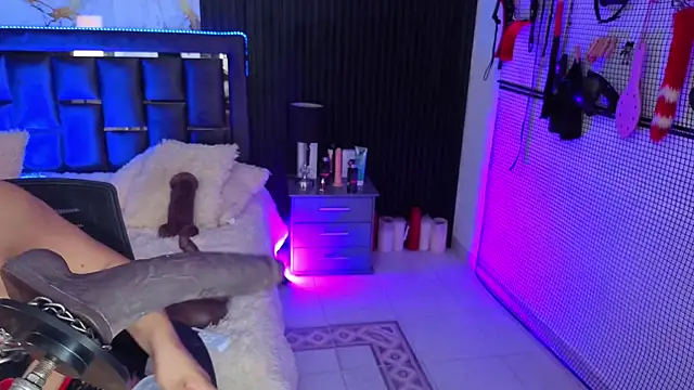 Issafoxx online show from February 21, 2026, 12:29 pm