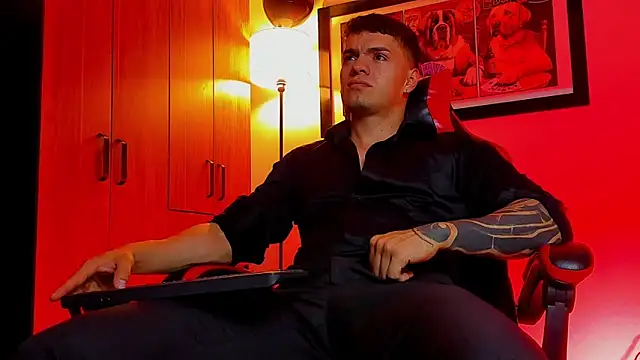 Snapshot of ALPHA_DOMINUS_ chatting on November 26, 2025, 4:01 am ALPHA DOMINUS online show from November 26, 2025, 4:01 am